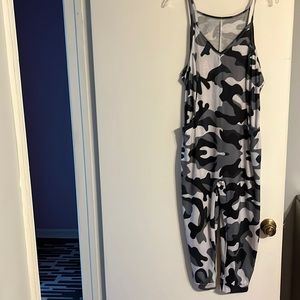 B&W camouflage pants jumper. Comfortable and ready to wear.